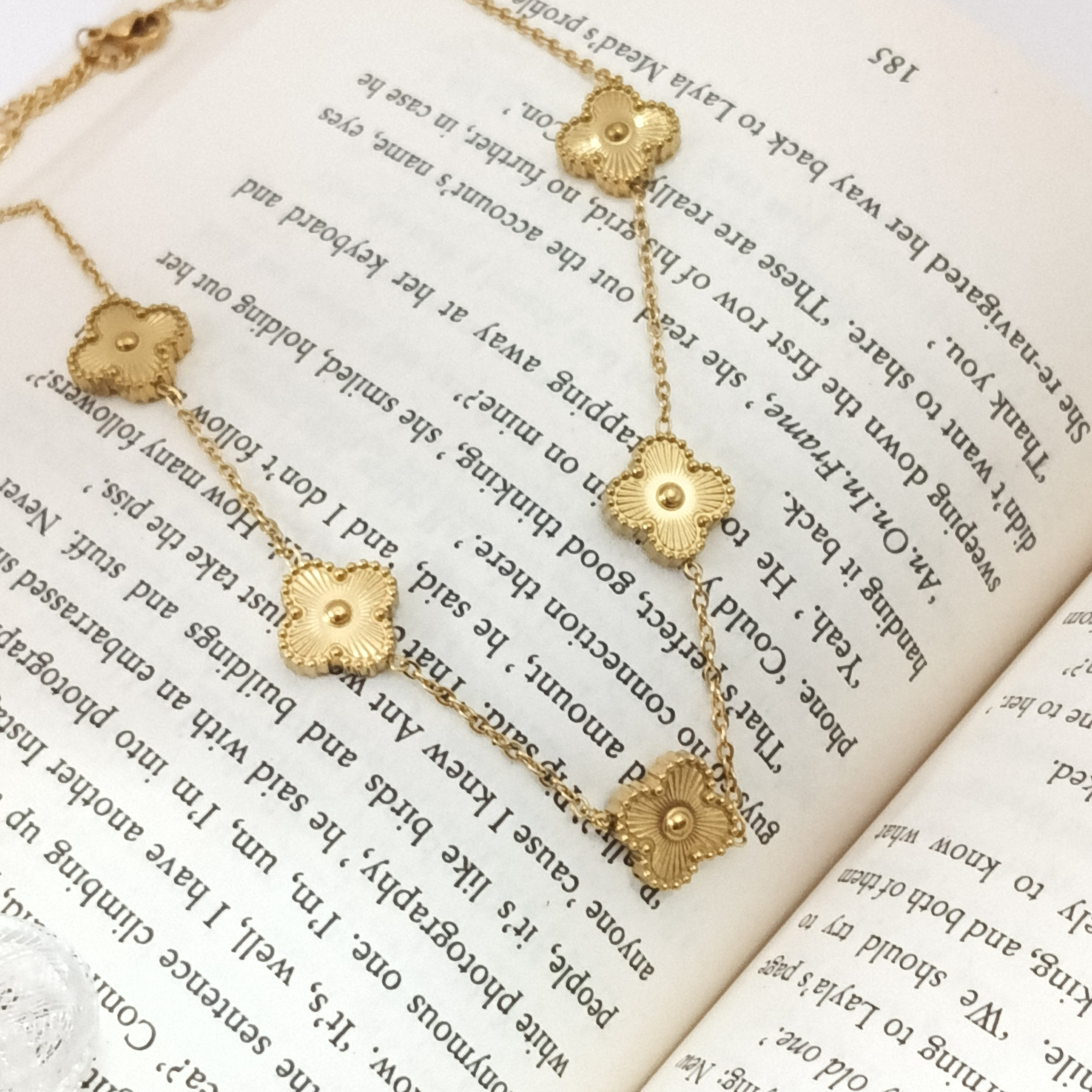Elegant Gold Floral Motif Necklace