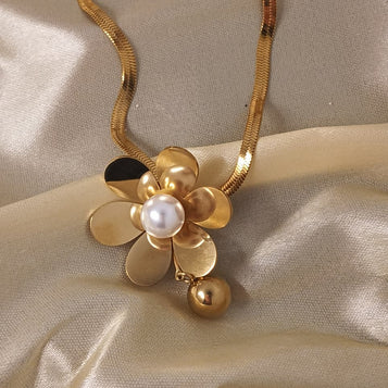Golden Petal Pearl Pendant: Elegance in Bloom